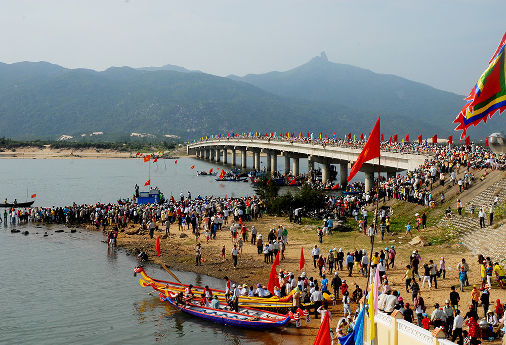 Lễ hội sông nước Đà Nông